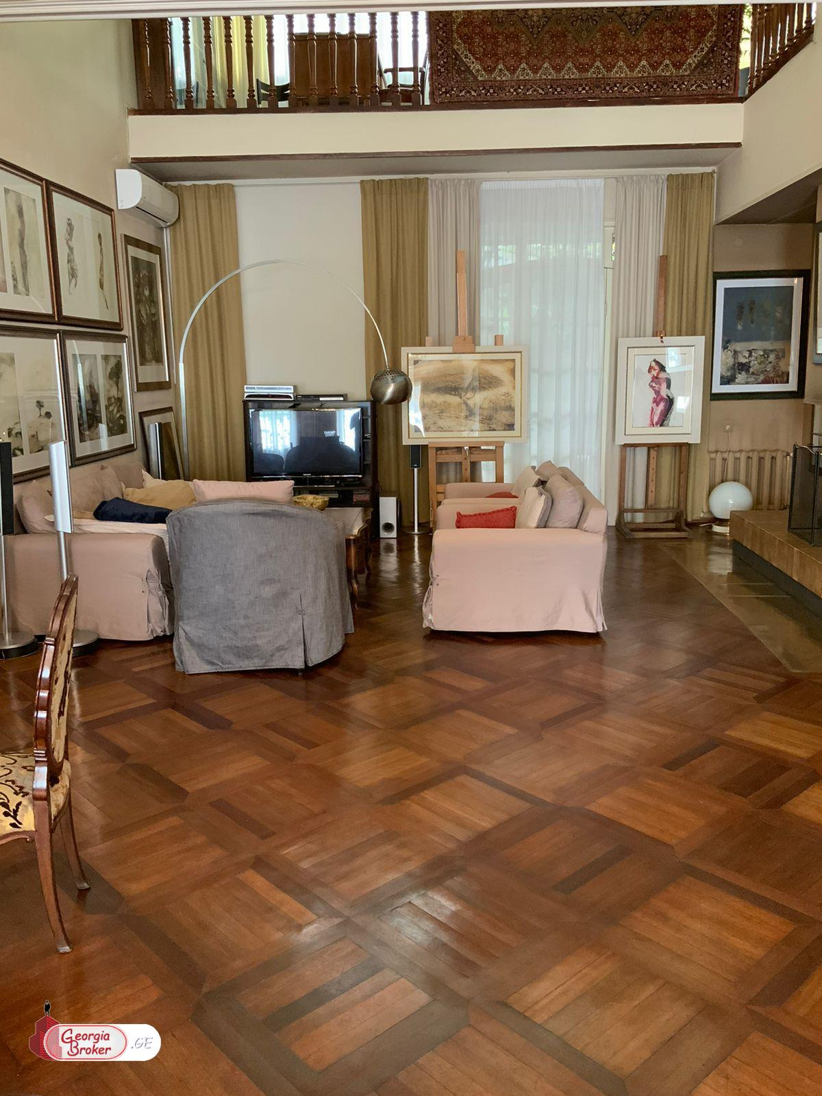 იყიდება ახალი გარემონტებული 10 ოთახიანი სახლი ვაკეში